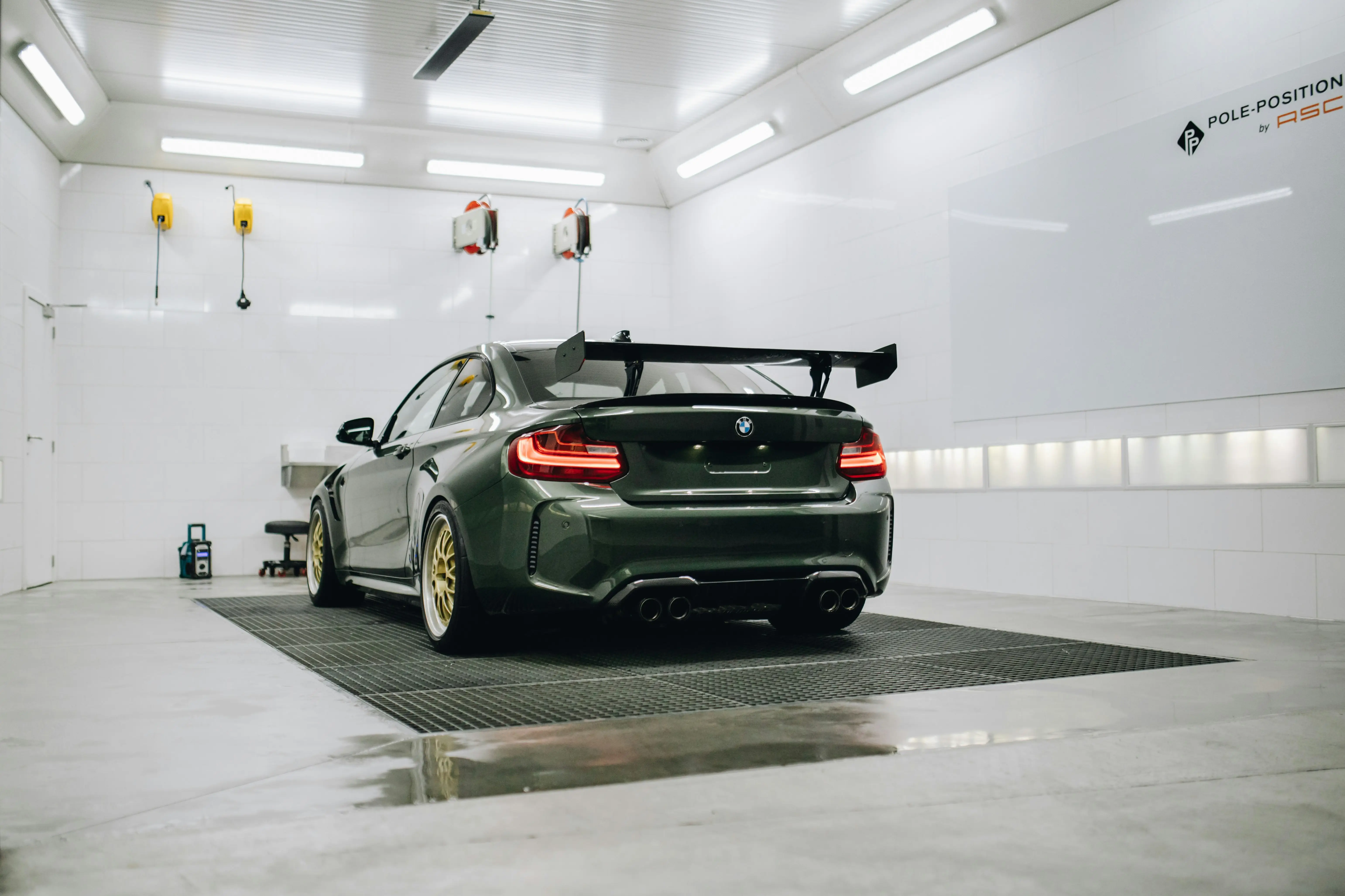 Schwarzer Porsche in der Werkstatt – Lackierarbeiten